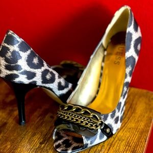 Date night coming up? Leopard heels 👠 perfect w jeans or a little black dress.